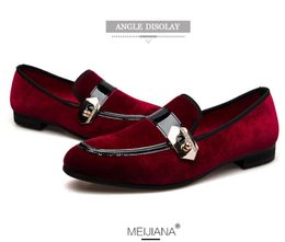 Autumn hoogwaardige loafers Veet Style Echte mode lederen mannen Flats Metal Buckle Red Dress Shoes 38-46 BM786 999 383