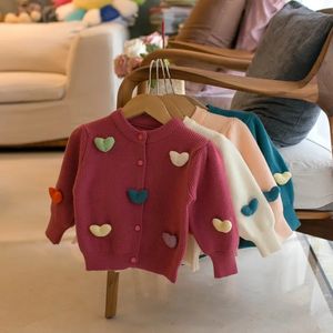 Automne enfants bébé bal coeur tricot vêtements d'extérieur pulls Cardigans pour filles simple sein manteau 231226