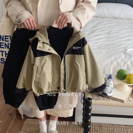 Veste d'automne coréenne pour enfants garçons, patchwork imperméable avec lettres brodées, simple et beau bébé, manteau ample à capuche pour enfants 240122