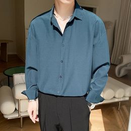 Chemise à manches longues pour hommes, sac coréen à la mode, sans fer, business décontracté, chemise à revers élastique, blanc, bleu clair, automne 240323