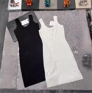 Herfst nieuwe designer Letter jacquard gebreide jurk 2024 zomer nieuwe Europese en Amerikaanse jeugd populaire elastische onderjurk met hoge taille