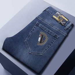 Autumn Nieuwe geborduurde logo hoofdheren gescheurd slanke fit elasticiteit jeans rechte zakelijke beroemde klassieke casual broek casual broek groothandel v0292