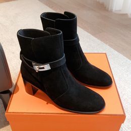 Automne nouvelles bottes à fond plat femmes célèbres designer tube court botte en cuir véritable boucle de verrouillage en métal tête ronde talon épais dames surélevées talons hauts Schuhe