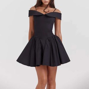 Herfst nieuwe product Suspender Hepburn Style Black Dress Sexy V-Neck Fashionable high-end dameskleding 496761