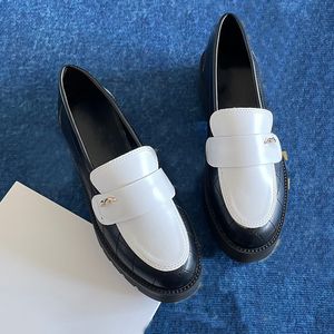 Herfst nieuwe damesschoenen met platte bodem, luxe designer klassieke metalen loafers met dubbele letterteken, geïmporteerd rundleer, grote zool dames kalfsleer schoen
