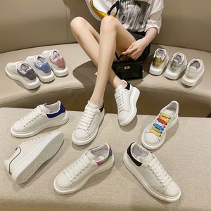 Herfst kleine witte schoenen meisjes veelzijdige reflecterende koehide dikke zool binnenste verhoogde platte platte casual sneakers