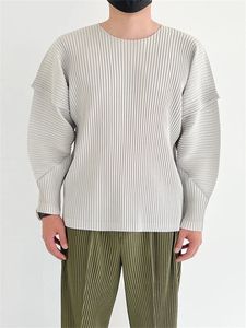 Autumn Summer Original Miyake plissé pour hommes T-shirt Long Sleeves O Coul Couleur Cound Casual Fashion Fashion Male Tops 240408
