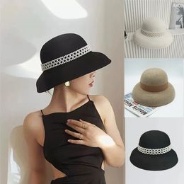Automne d'automne 100% Hat de laine Bell Womens français élégant rétro Hepburn et célébrité perle feut Bucket Hat240410