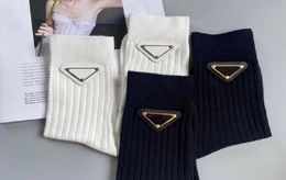 Automne hiver 2021 Designer Unisexe Designer chaussettes en cuir doublel avec le logo en fer noir blanc coton basses hommes femmes sport1186935