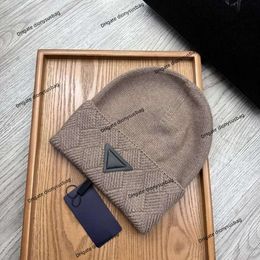 Marque de mode automne/hiver vente chaude Triangle Label chapeau en cachemire tricoté à la mode et chaud laine légère luxe haut de gamme sentiment