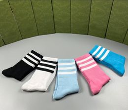 Automne Hiver Luxurys Designer Coton Chaussettes Pour Hommes Femmes Casual Respirant Lettres Imprimé Chaussette Multicolores Avec Boîte