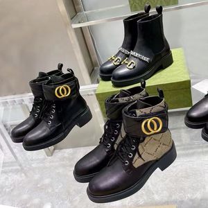 Botas de moda de otoño invierno con cordones Mujer con cremallera Botines planos Cinturón de viaje de metal Cuero Dama Carta Negro Cuero de vaca suave Zapatos de diseñador de mujer Tamaño grande 35-42 Con caja