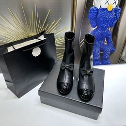 Automne/Hiver Nouveau Noeud Papillon Talon Moyen Épais Fermeture Éclair Arrière Martin Élastique Bottes Courtes Pour Femmes, Bout Rond Logo Coloré Strass Boucle Quincaillerie Bottes À Talons Épais