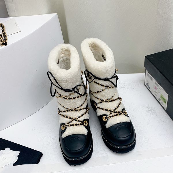 Otoño Invierno Nuevas Botas de Lana para Mujer Diseñador de Lujo Cadena clásica Letra Doble A Juego con un Anillo de Oro Remaches pequeños Botas de Moda Antideslizantes Botas cálidas para Mujer