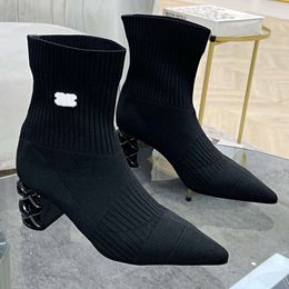 Automne hiver chaussettes populaires chaussures bottes bottes de mode classique atmosphère simple empeigne élégante et extravagante avec des bottines courtes de marque célèbre
