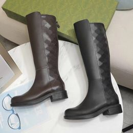 Automne hiver peau de vache souple bottes longues en cuir véritable fermeture à glissière femmes noires chaussures lettres baril haut chevalier bottes designer chaussure dame genou plat