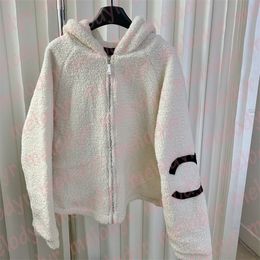 Automne hiver femmes cachemire vêtements d'extérieur lettre imprimer laine d'agneau Cardigan extérieur chaud fourrure à capuche manteau