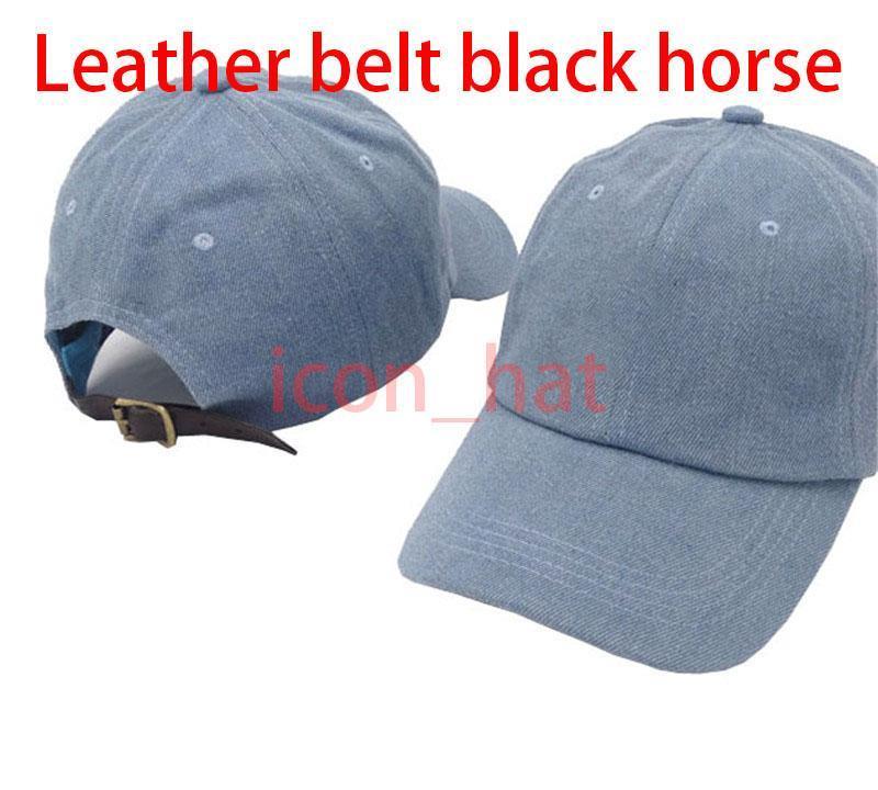 Denim bleu avec ceinture en cuir cheval noir