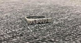 Awge klassieke letterringvinger ring zo snel mogelijk rotsachtig met gouden en zilveren twocolor spot boren glad oppervlak2459737
