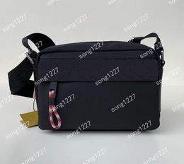 B Luxurys Designers Bolsa de hombro Negro Color puro Bolsas de mensajero Simple y portátil Paquete cruzado oblicuo Moda