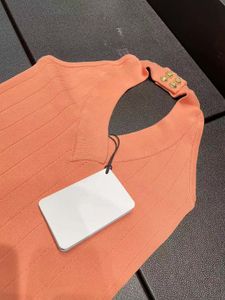 Ba1 Belangrijkste gebreid vest luxe hemd merk ontwerper Courreges 2023 Zomer Pittige meisjes Diagonale schoudertanktop Knoop gebreide korte tops Hemd Haltervest