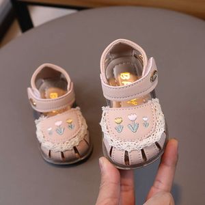 Baby 2024 Summer Little Kids strandschoenen voor meisje pasgeboren eerste wandelaars zoete bloemen peuter van dichtbij sandalen