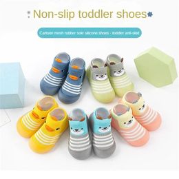Zapatos de calcetines antislip para bebés lindos dibujos animados de goma de goma para niños zapatillas de zapatilla nace el primer caminante para bebés 03y 240425