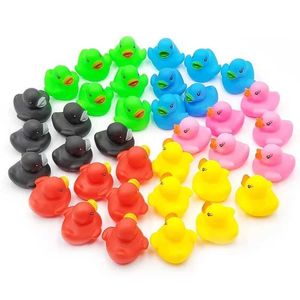 Toys de bain pour bébé 100pcs mignons petits canards en caoutchouc Duckie 3,5 cm Sound grincement des canards de baignade pour bébé