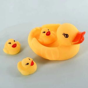 Baby Bath Toys 4pcs mignon canard bébé toys toys presser le caoutchouc canard piscine flotteur de bain de bain