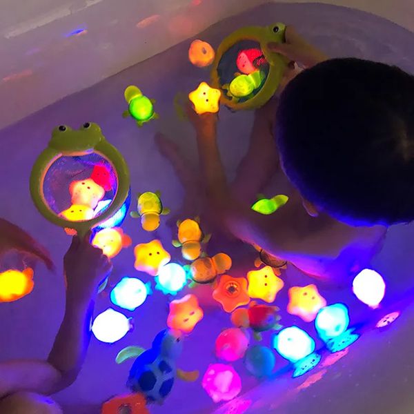 Jouets de bain pour bébé Bébé mignon induction lumineux animaux jouets de bain baignoire coloré LED jouets d'éclairage étanche pour enfant en bas âge infantile garçons filles cadeau 231012