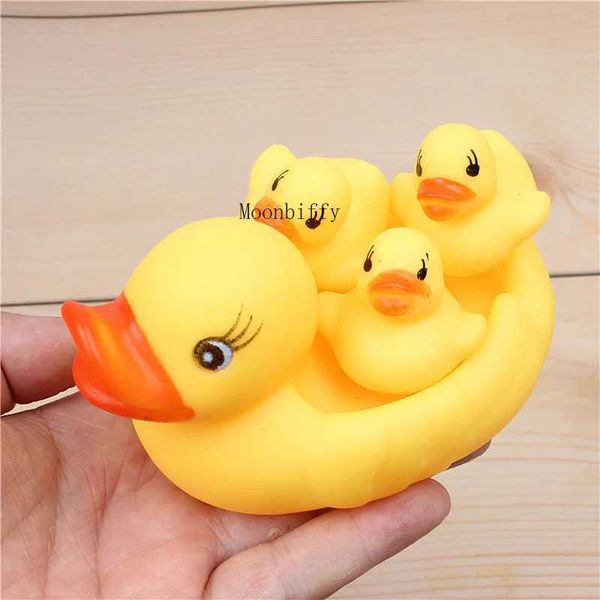 Baby Bath Toys Srèle d'appel en caoutchouc Race Squeaky Ducks Ducky Baby Bath Douche d'anniversaire Favors n'avale pas les jouets classiques Brinquedo