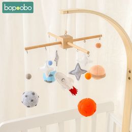 Baby Bed Bell Toys 012 maanden voor geboren Crib Planetary Rocket Wood Mobile Rattlle Toddler Carrousel Cots Kid Toy Gift 240408