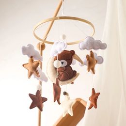 Lit bébé lit en bois Borns Rattles Soft Felt Cartoon Bear and Elephant nuagey Star Moon Hanging Mobile Crib Toy Gift 240411