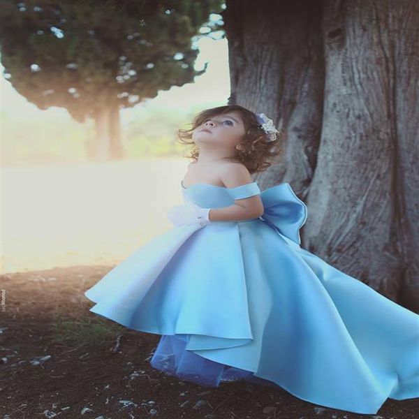 Vestidos para niñas de flores azules con hombros descubiertos y lazo grande Hi-Lo satinado Vestido sencillo para desfile de niñas de princesa para niños Vestido para niños pequeños Custom1854