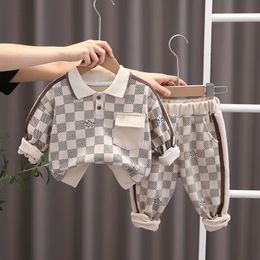 Baby Boy Designer Vêtements Printemps Automne Plaid Col Turndown T-shirts Tops et pantalons Garçons Survêtements Tenue de Noël pour enfants 240314