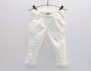 Babyjongen witte denim jeans broek lente herfst kinderen039S gescheurde broek kinderen gebroken broek vaste peuter leggings 27 jaar 6683921