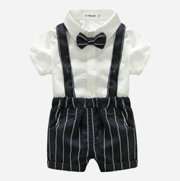 Baby jongens gentleman stijl kleding sets zomer peuter korte mouwen shirts met bowtie + gestreepte jarretel shorts 2 stks set kinderen pakken baby outfits