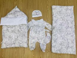 Babykleding bodysuit voor pasgeboren baby jumpsuit letterprint romper baby romper + slabbetjes + hoed + slaapzakken + deken