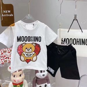 Babykleding Designer Kids T -shirt Kid Kleed Summer Boy Girl Short Sets Luxury Brand Rapel Stripe Design Set