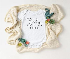 Baby binnenkort beschikbaar 2021 Onesie Zwangerschapsaankondiging met eenvoudige print Zwangerschap onthullende bodysuits Peuterbaby Onesie242f8695406