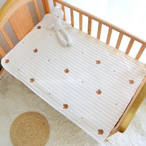 Drap matelassé pour lit de bébé, ours cerise, draps de lit de berceau brodés pour bébé, en coton et lin d'hiver pour couverture épaisse, 240307