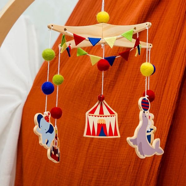 Baby Crib Mobiles Rattles Music Toys éducatifs Circus Troup Born Mobile Bed Bell Belt Boy accessoires en bois Cadeaux 240408
