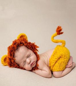 Baby Crochet Pography Props schiet pasgeboren po coole jongenskostuums kindermutsen en broek kledingset zachte leeuw pasgeboren Y20106579579