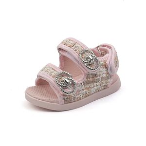 Bébé sandales mignonnes Petite princesse Fashion Summer Chaussures filles respirantes à double crochet Chaussures de design enfants Sandales de maternelle 240429