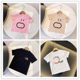 Diseñador de bebés Camiseta de moda para niños Camisetas de lujo para niños Ropa de verano Cuello redondo Sudor absorbente Mangas cortas Camiseta de algodón transpirable al aire libre 23 estilo