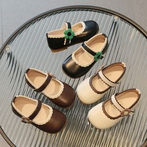 Niña de cuero de cuero zapatos princesa princesa zapatos de cuero negro decoración de flores blancas infantiles para niños pequeños zapatos de protección de pie 21-30 a7ma#