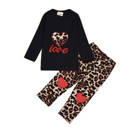 Bébé fille tenues enfant en bas âge filles amour coeur chemises pantalon léopard 2 pièces ensembles à manches longues enfants vêtements ensemble boutique bébé vêtements DW4455