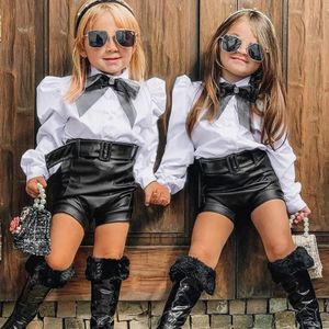 Bébé filles tenues de mode enfant en bas âge enfants à manches longues nœud boutonné t-shirt hauts en cuir PU shorts avec ceinture 2 pièces ensemble 1-5 ans 240115