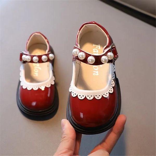 Zapatos de cuero de patente para niñas pequeñas Zapatos de vestir de moda para niñas Suela suave para niños Perla versátil Boca baja Zapatos Mary Jane 240124