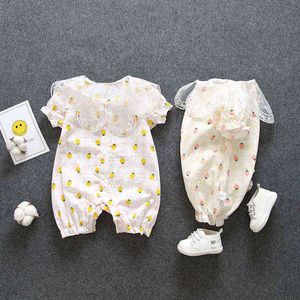 Baby Girls Romper 2022 Été Nouveau mince bébé bébé vêtements bébé vêtements mignon dentelle pétale col sortie enfants barboteuse 3-24 mois G220510